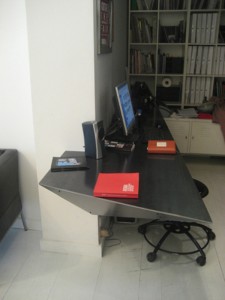 Scrivania in ferro galleria d'arte contemporanea a Roma